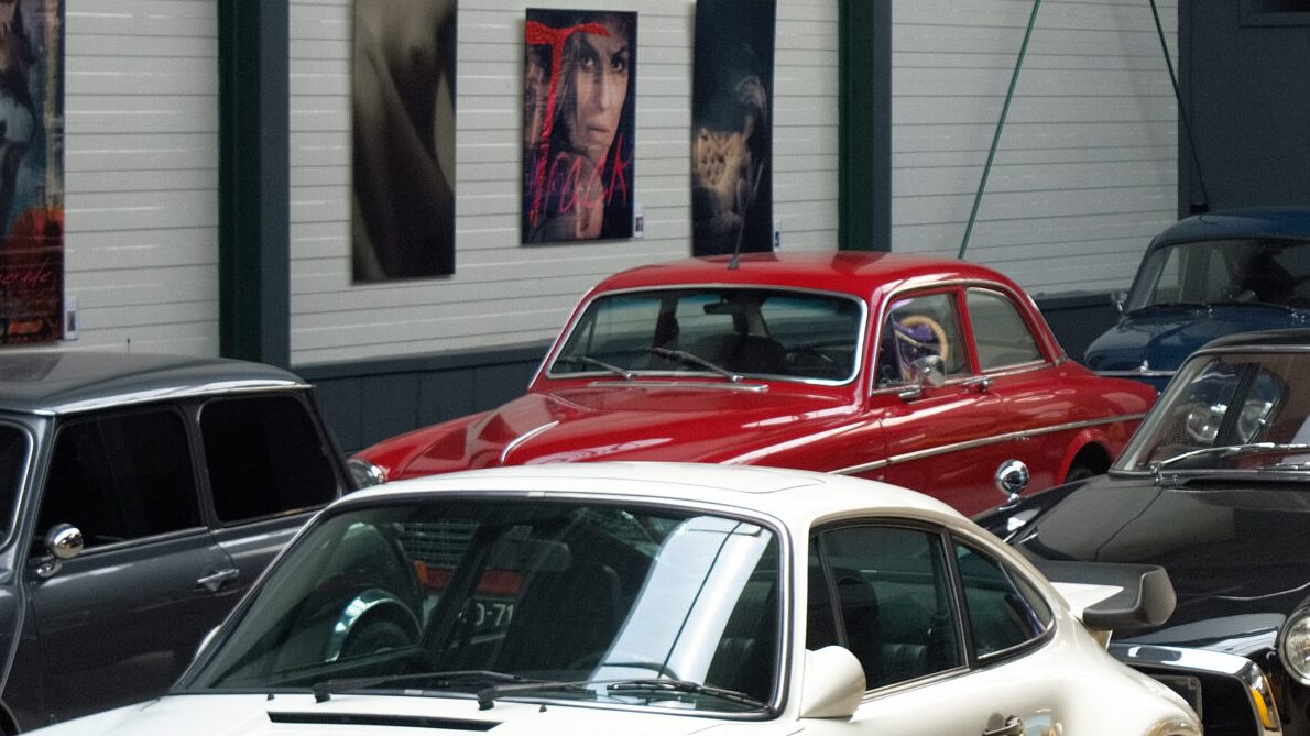 Kontakt: klassische Fahrzeuge dicht nebeneinander in unserer eigenen Halle in Katwijk